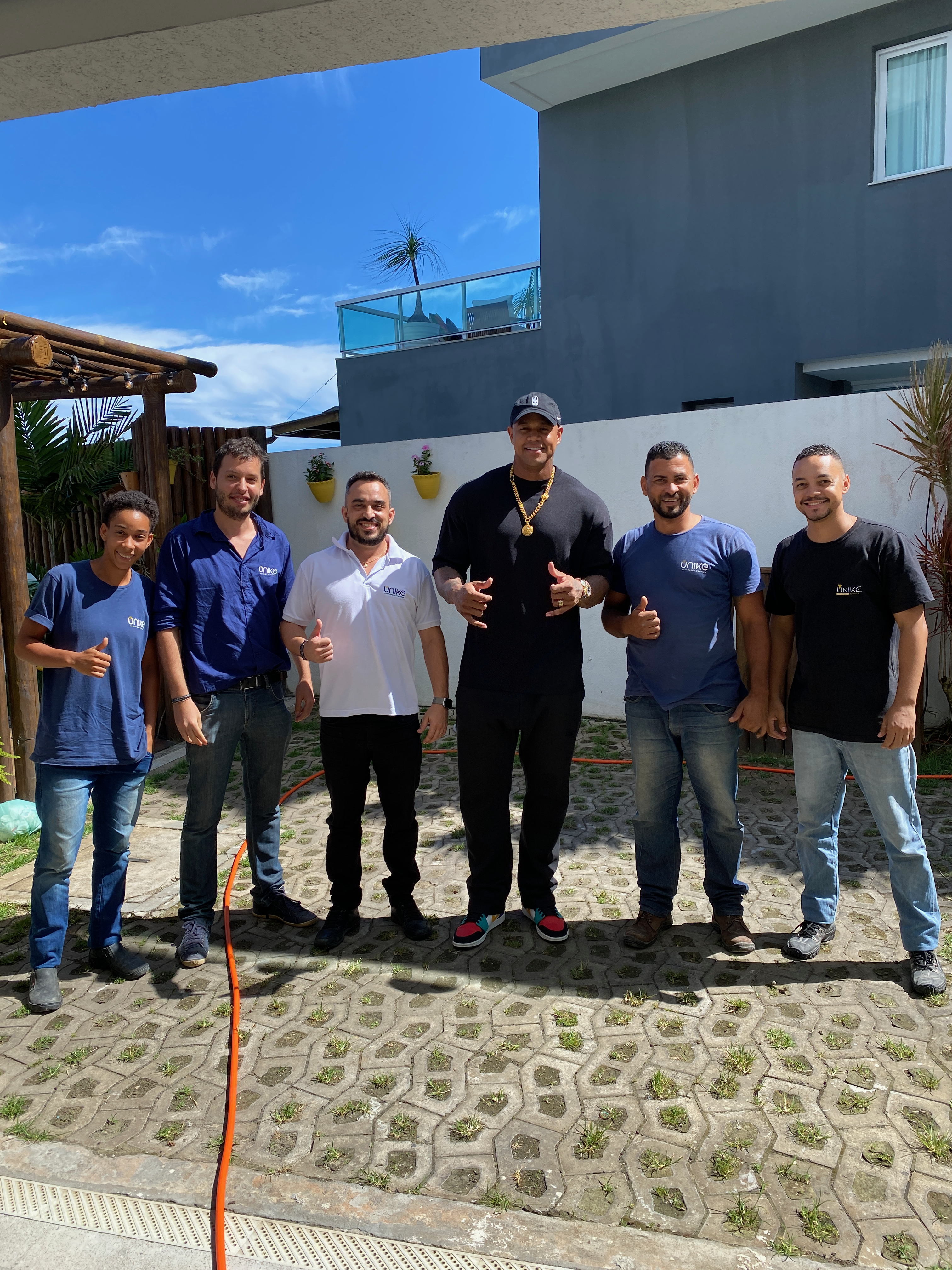 Equipe Unike com o cantor Léo Santana